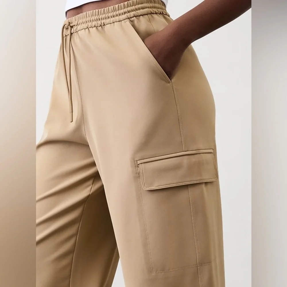 NWT Athleta Promenade High Rise Cargo Pants Brownstone Beige Tan Wide Size M/P - Picture 3 of 11